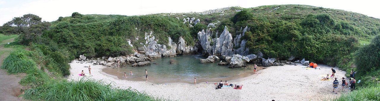 Imagen panorámica de la playa de Gulpiyuri
